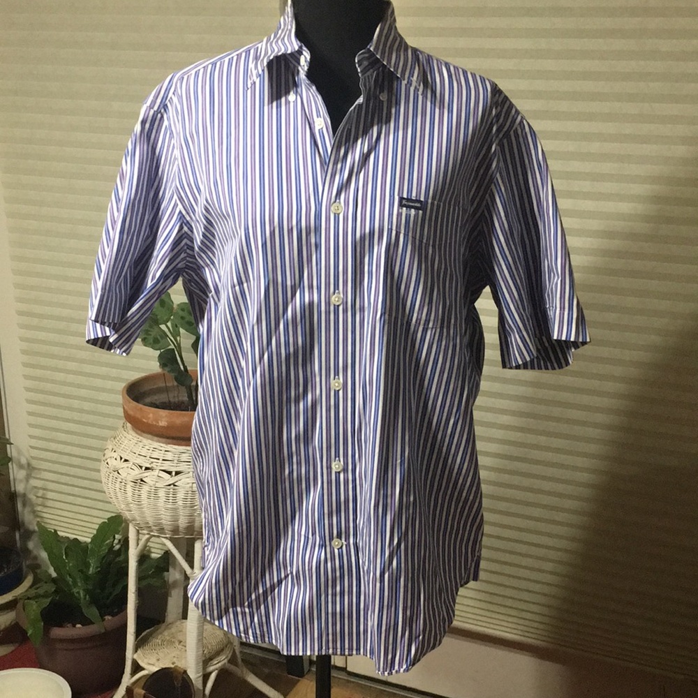Short sleeved dress shirt with shell buttons.